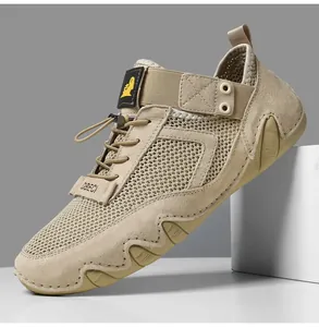 Dettaglio di sneaker in mesh kaki con inserti in pelle scamosciata e allacciatura rapida