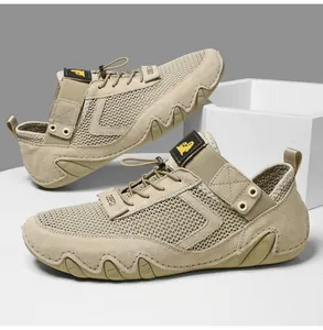 Dettaglio di sneaker in pelle e mesh kaki con tessuto traspirante e suola in gomma