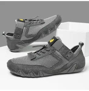 Dettagli di sneaker grigie in mesh con lacci elastici e trama molto traspirante