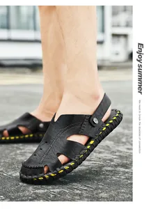 Detalle de sandalias de cuero negro para hombre con aberturas y costuras amarillas