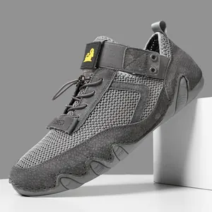 Sneakers outdoor in mesh grigio e pelle scamosciata con suola ondulata e cinturino a strappo