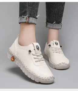 Detail der handgefertigten Nähte an beigen Leder-Loafers mit weicher, strukturierter Sohle