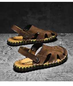 Primer plano de sandalias de cuero marrón con costuras laterales amarillas únicas