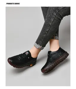Detailansicht schwarzer Leder-Damenschuhe mit rutschfester Gummisohle und Schnürung