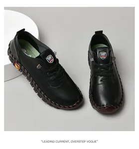 Nahaufnahme schwarzer Kunstleder-Freizeitschuhe mit detaillierten handgenähten Nähten
