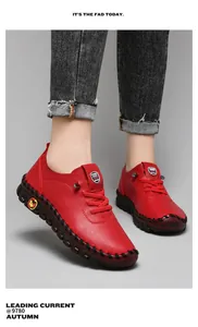 Details von roten Leder-Loafern mit dicker schwarzer Sohle und grober Naht am Rand