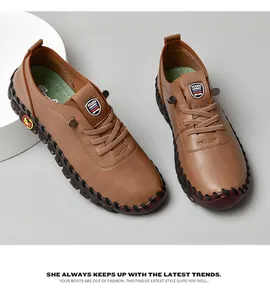 Detailansicht brauner Freizeitschuhe mit Kontrastnähten und weicher, flexibler Gummisohle