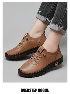 Detailansicht brauner Leder-Freizeitschuhe mit Kontrastnähten und flexibler Gummisohle