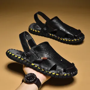 Sandalias de cuero negro para hombre con costuras amarillas y correa ajustable