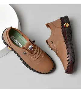 Draufsicht auf handgefertigte braune Leder-Oxfords mit rutschfester Gummisohle und Retronaht