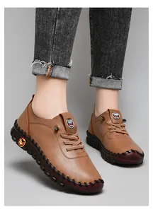 Detail brauner Lederslipper mit Narbenstruktur und robuster, handgenähter Gummisohle im Profil