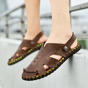 Sandalias de playa marrones para hombre con costuras y correa ajustable en el talón