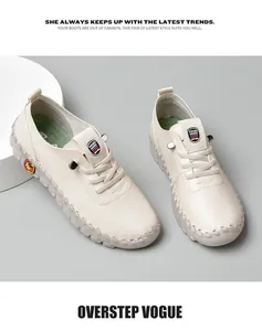 Detail von handgefertigten beigen Leder-Loafers mit Handnaht und weicher Sohle