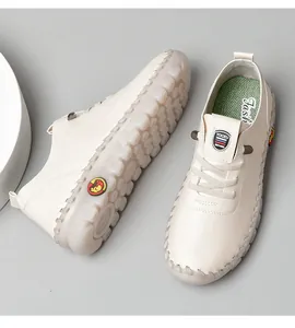 Detailansicht cremefarbener Lederschuhe mit Handnaht und rutschfester Gummisohle