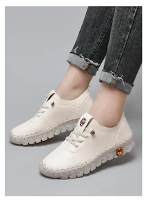 Detailaufnahme der handgefertigten Nähte und rutschfesten Gummisohle bei Damen-Loafers