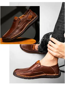 Λεπτομέρεια από σκούρα καφέ δερμάτινα loafers με κίτρινη χειροποίητη ραφή και σόλα καουτσούκ