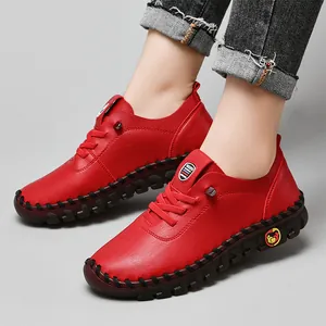 Rote handgefertigte Damen Leder-Freizeitschuhe mit dicker Gummisohle und Ziernaht