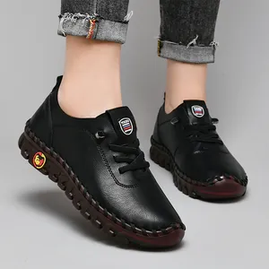 Damen Handgefertigte Freizeitschuhe aus schwarzem Leder mit weicher roter Gummisohle