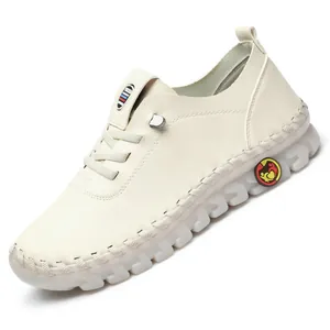 Handgefertigte cremefarbene flache Schuhe für Damen mit dicker Gummisohle und Nähten