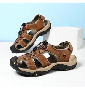 Dettaglio di sandali in pelle marrone con cuciture a mano e suola in gomma antiscivolo