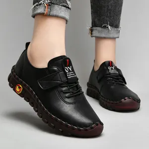 Chaussures décontractées noires pour femmes en cuir grainé avec semelle rouge