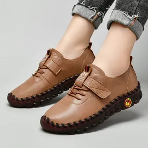 Chaussures décontractées en cuir marron faites main pour femmes avec semelle souple et scratch