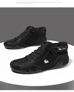 Detail von schwarzem High-Top-Lederstiefel mit Klettverschluss und seitlichem Schaf-Logo