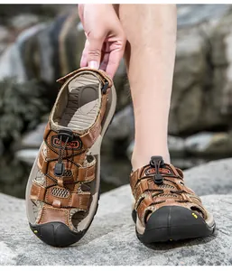 Dettagli di sandali outdoor in pelle marrone con protezione dita e allacciatura rapida