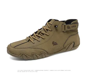 Detail eines braunen Leder-High-Top-Boots mit geprägtem Ziegenlogo und LDECK Klettverschluss