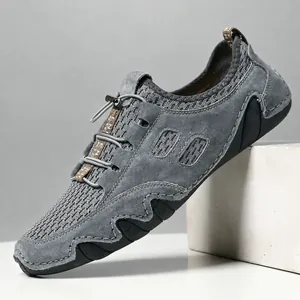 Détail de baskets en mesh gris respirant avec motifs personnalisables sur le côté