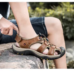 Dettaglio di sandali outdoor da uomo in pelle con design traforato e suole in gomma antiscivolo