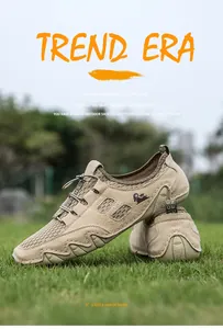 Détail de baskets outdoor kaki avec mesh respirant et daim sur de l'herbe verte