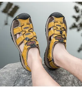 Dettaglio di sandali outdoor gialli con punta protettiva in gomma e lacci elastici