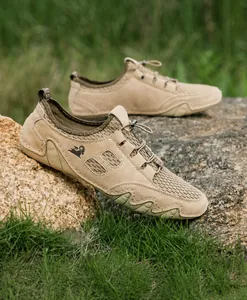 Gros plan de baskets kaki en maille respirante avec lacets élastiques sur des rochers