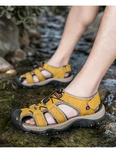Dettagli di sandali da trekking in pelle con protezione della punta e suola antiscivolo