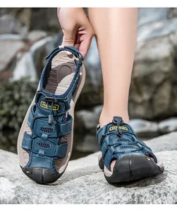 Sandalo da trekking in pelle con punta protettiva e chiusura con cordino elastico