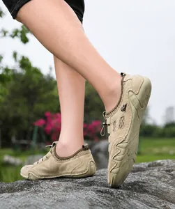 Détail de baskets en daim pour hommes cousues main avec semelle en caoutchouc durable