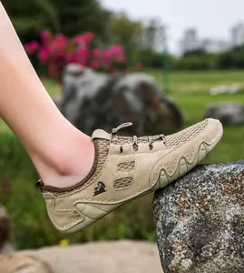Détail de chaussures de plein air kaki en mesh respirant avec bout renforcé en caoutchouc