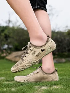 Détail de la maille respirante kaki et du cuir avec lacets élastiques sur basket d'extérieur