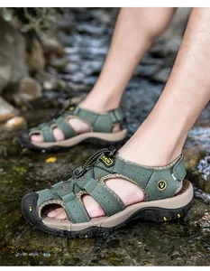 Dettaglio di sandali da trekking in pelle da uomo con suole in gomma antiscivolo
