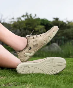 Gros plan sur des chaussures outdoor respirantes pour hommes en daim avec semelle antidérapante
