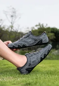 Détail de la chaussure de randonnée en cuir gris avec trous respirants et semelle en gomme