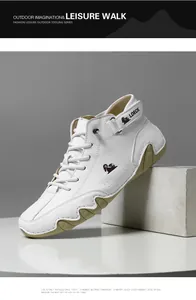Detail von weißen High-Top Outdoor-Stiefeln mit robuster Gummisohle und Markenlogo