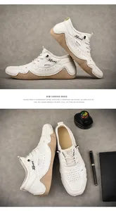 Detailansicht weißer Herren-Leder-Sneaker mit atmungsaktiven Löchern und brauner Gummisohle