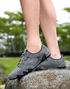 Détail de baskets en mesh pour hommes avec lacets élastiques et semelle antidérapante