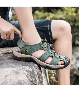 Dettaglio sandalo da trekking in pelle da uomo con cinturino regolabile e lacci elastici