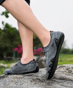 Détail d'une chaussure décontractée respirante en cuir pour homme avec surpiqûres et semelle gomme