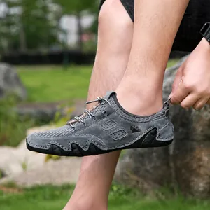 Détail du cuir gris et de la maille alvéolée respirante sur chaussures de randonnée
