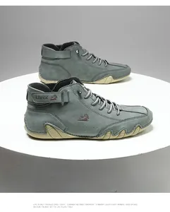 Detailansicht grauer Wildleder-Stiefel mit Klettverschluss und robuster Gummisohle