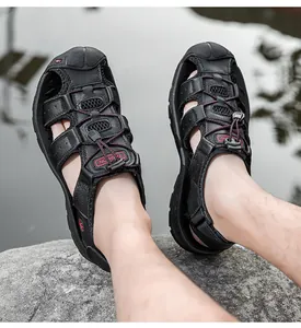 Dettaglio dei sandali outdoor neri con lacci elastici rossi e punta protettiva rinforzata